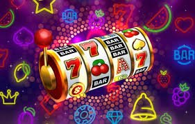 Ilustrasi pengalaman bermain sportsbook dan kasino online di perangkat mobile dengan tron303